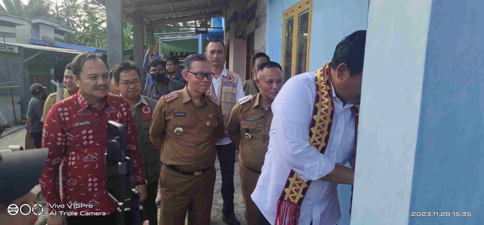 IMG_20231128_153516_qKaDbFUu5C Menteri ATR/BPN Didampingi Bupati Lampung Selatan Serahkan Sertifikat Tanah ke Korban Tsunami Desa Kunjir