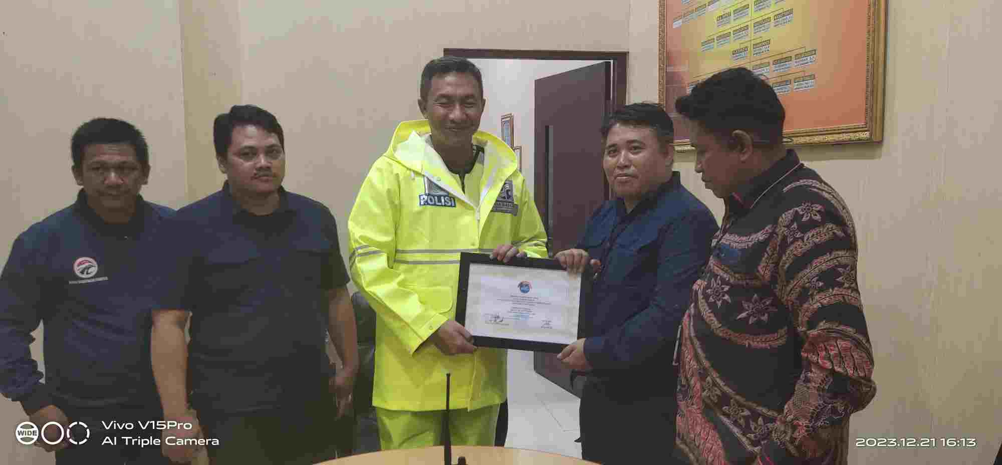 IMG_20231221_161332_po7v7v4G6k Dalam Rangka Ucapan Terima Kasih : Ketua Umum IWO Indonesia Kunjungin Kapolres BANYUASIN