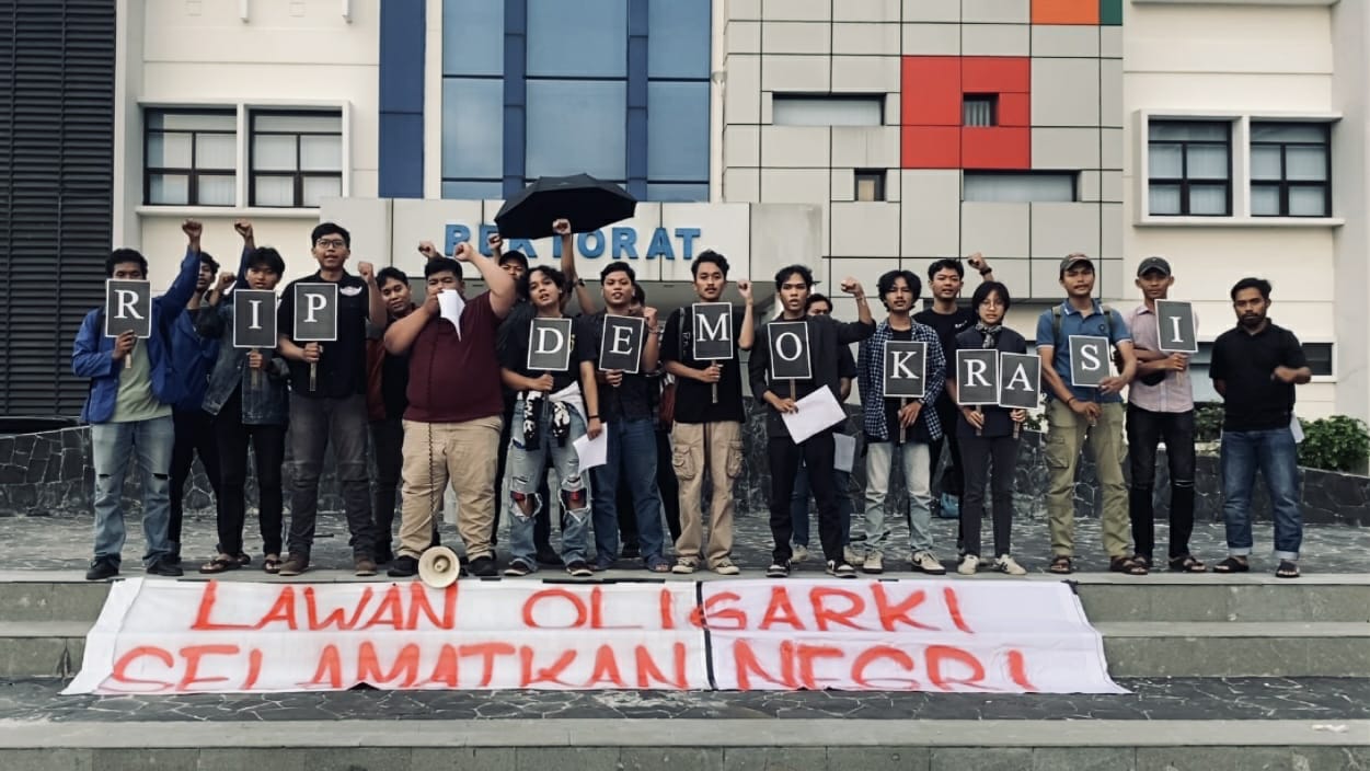 IMG-20240208-WA0025 Menuntut Pemilu Tanpa Kecurangan Aliansi Mahasiswa UBP Karawang Gelar Deklarasi