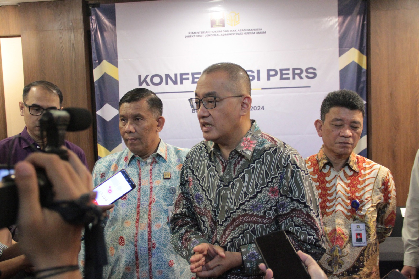 IMG-20240327-WA0142 Dalam konfrensi fers bersama kanwil kemenkumham jabar tentang dualisme kepemiminan notaris indonesia,begini tanggapan ditjen AHU