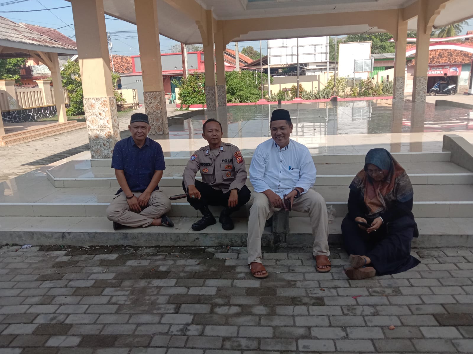 IMG-20240418-WA00291 Bhabinkamtibmas Polsek Pedes Tingkatkan Keamanan Di Siang Hari Himbau Masyarakat