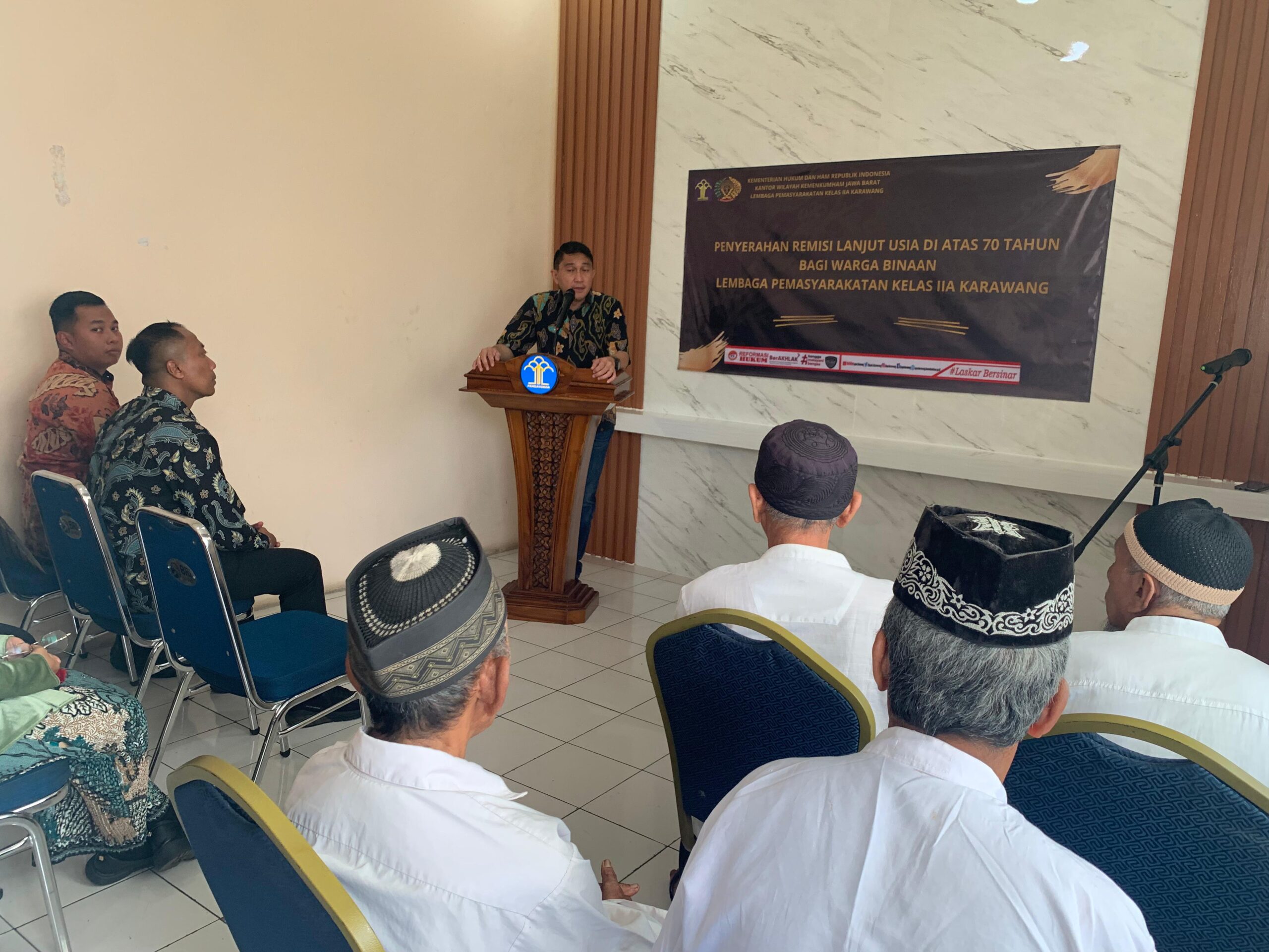 IMG-20240608-WA0121-scaled Lima WBP Lapas Karawang Usia 70 Tahun ke atas Terima Remisi Lansia