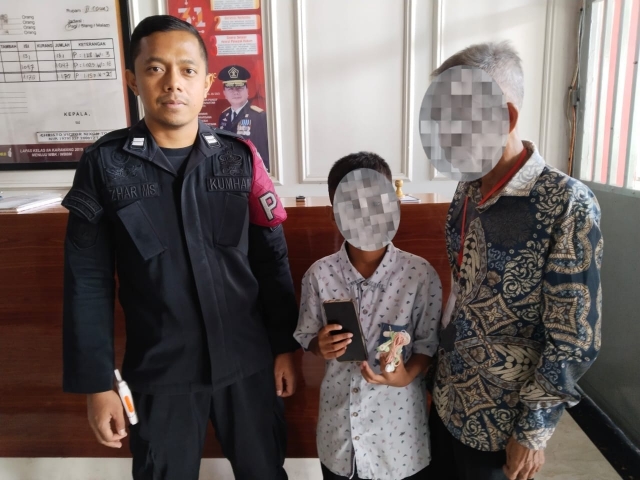 Resize_20240721_002456_6636 Petugas Penjaga Pintu Utama Lapas Karawang Berhasil Gagalkan Penyelundupan Handphone 