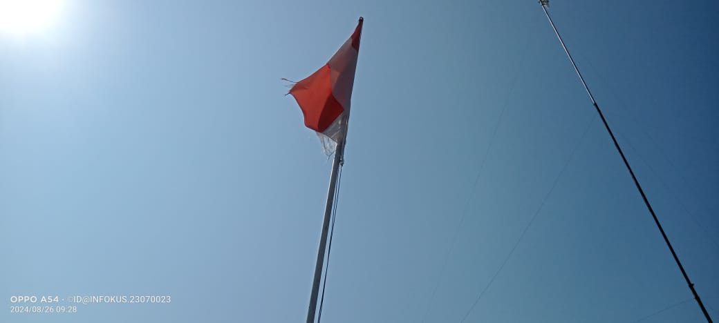 IMG-20240827-WA0001 Keterlaluan, Bendera Sudah Sobek Masih di Pakai dan tiang Bendera diganjal dengan Kayu di SDN SUKASARI 1