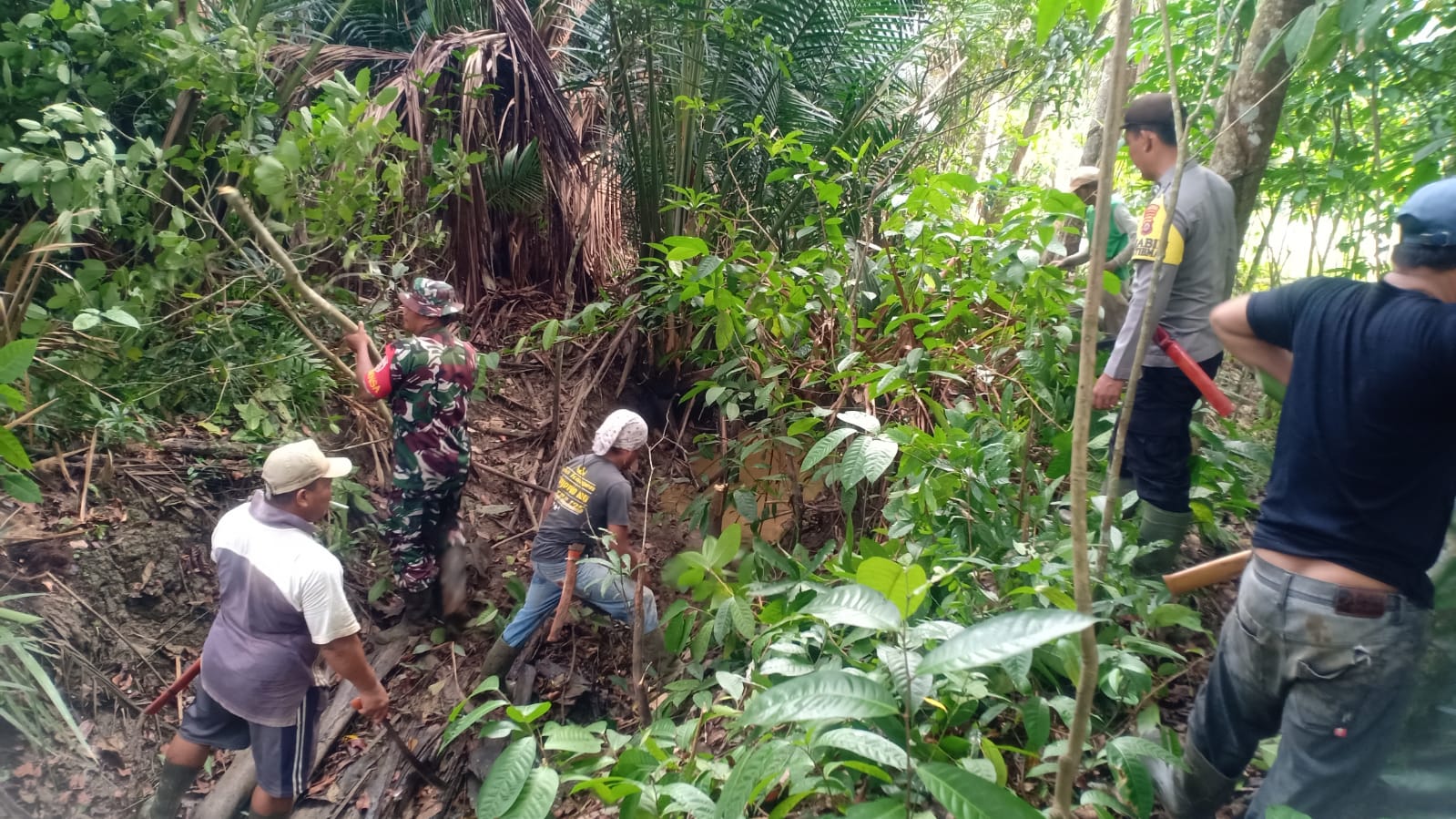 IMG-20241008-WA0003 Cegah Banjir TNI Gelar Kegiatan Karya Bakti Di Wilayah Desa Ayuang