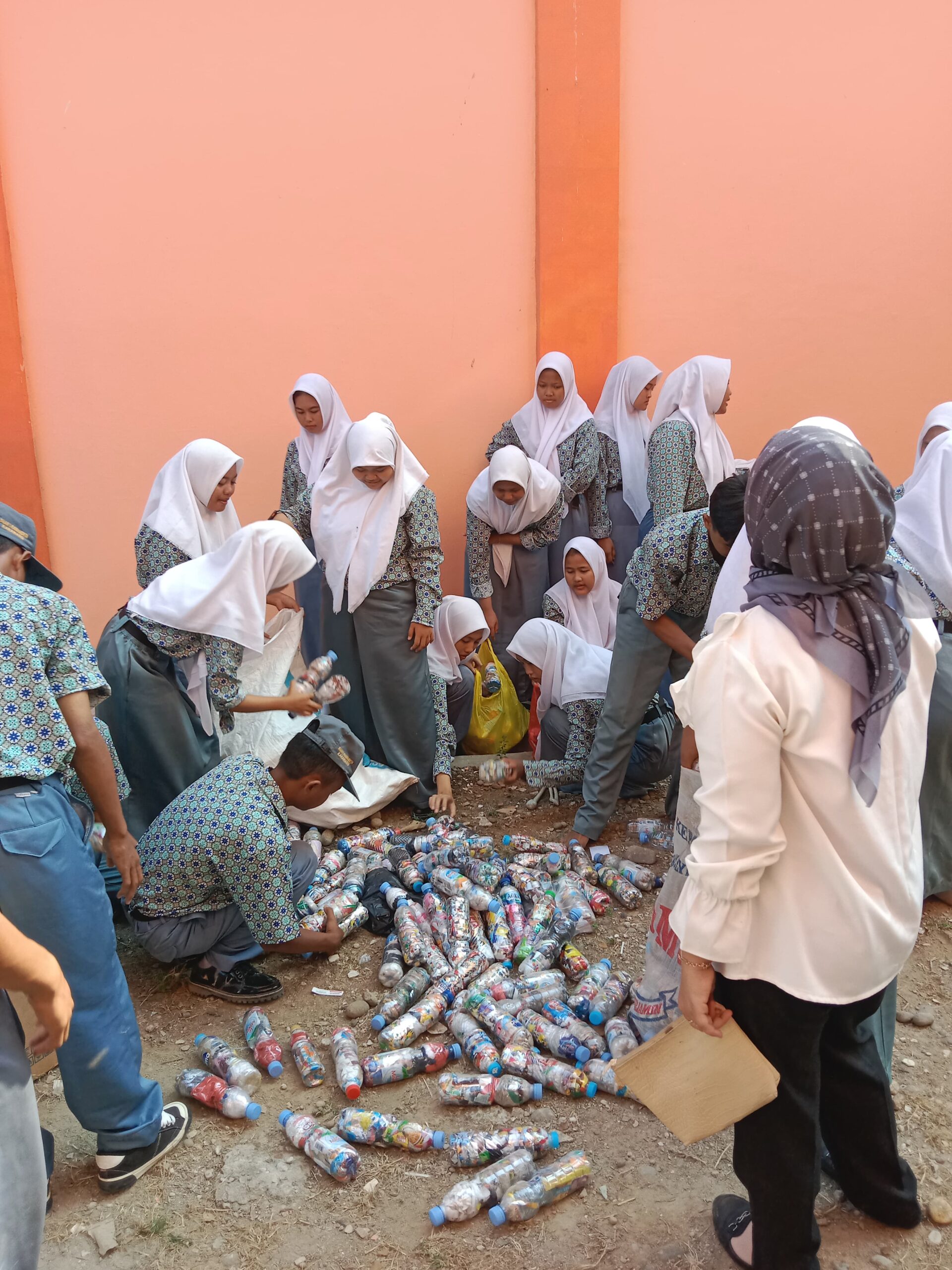 IMG-20241009-WA0018-scaled SMAN 1 Rawamerta Karawang Cetuskan Program Ecobricks