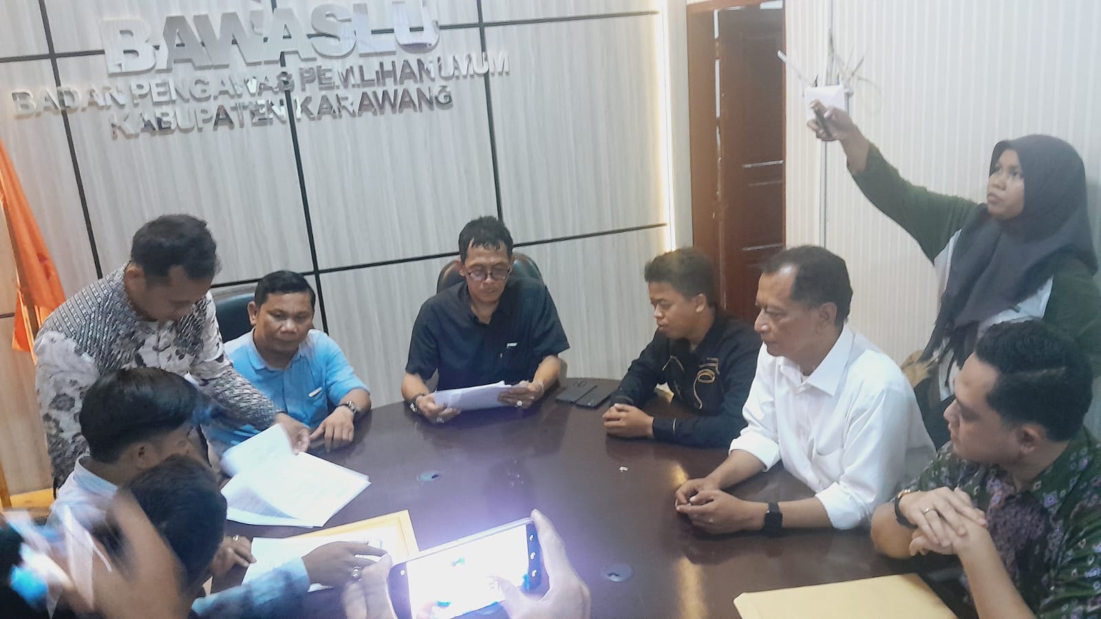 IMG-20241010-WA0025 Tim Kuasa Hukum Paslon Nomor Urut 1 Bupati Karawang Acep Jamhuri - Gina Fadlia Swara Pertanyaan Kinerja Pengawasan Bawaslu