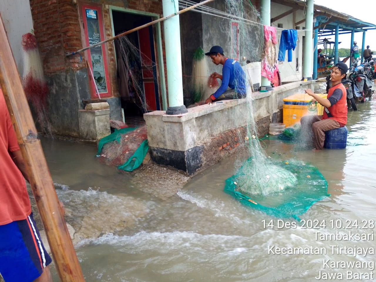 IMG-20241214-WA0011 Desa Tambaksari Kecamatan Tirtajaya, Tiga Dusun Terendam Banjir Rob Air Laut. Warga Berharap Bantuan Pemerintah Karawang