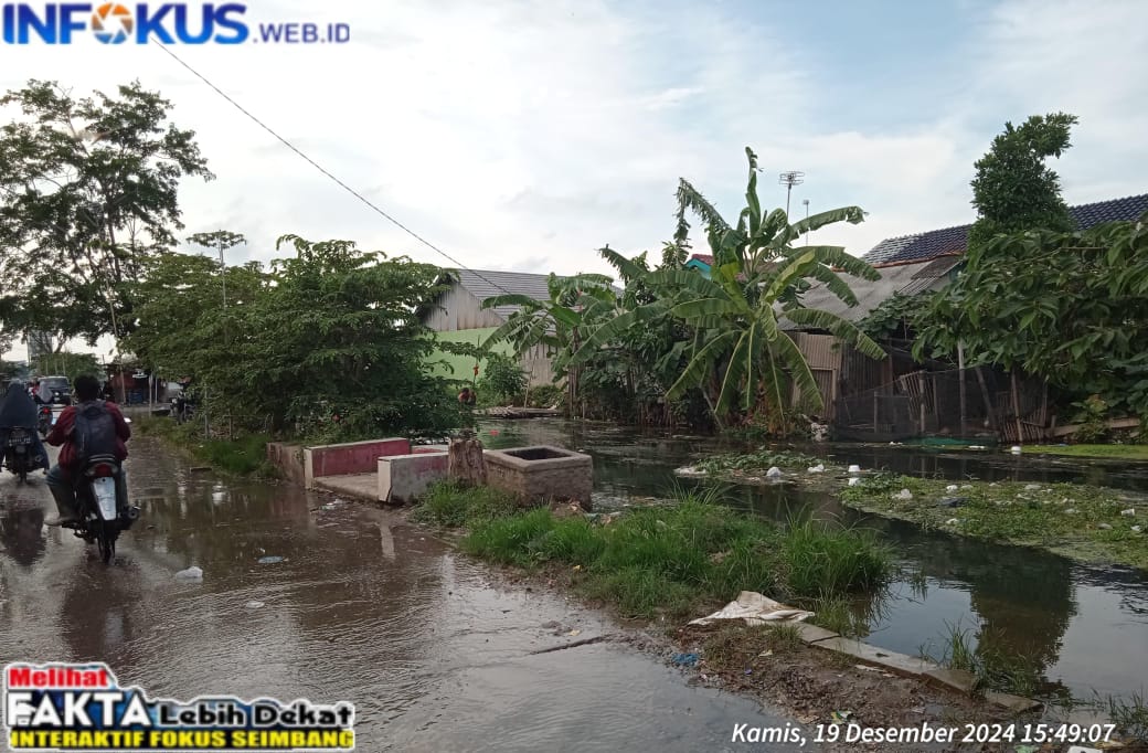 IMG-20241219-WA0038 Aliran Sungai Di Desa Cibuaya, Dan Gebangjaya Di Tumpuki Sampah. Ahmad, salah satu Pemuda Di Kecamatan Cibuaya Minta PJT Segera Lakukan Pembersihan