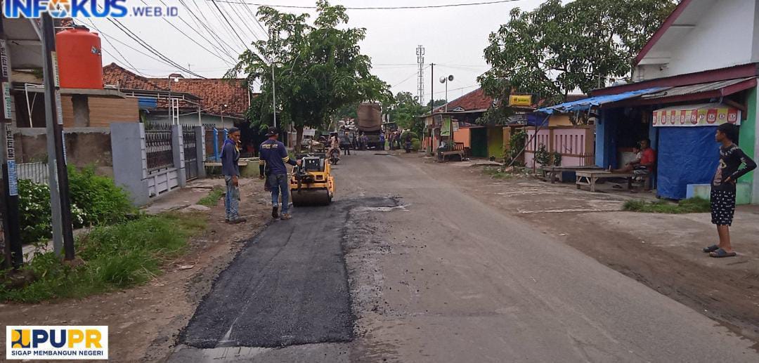 IMG-20241222-WA0011 Repost Cepat Dinas PUPR Dan UPTD PUPR Wilayah 4 Perbaiki Jalan Berlubang Di Kutawaluya