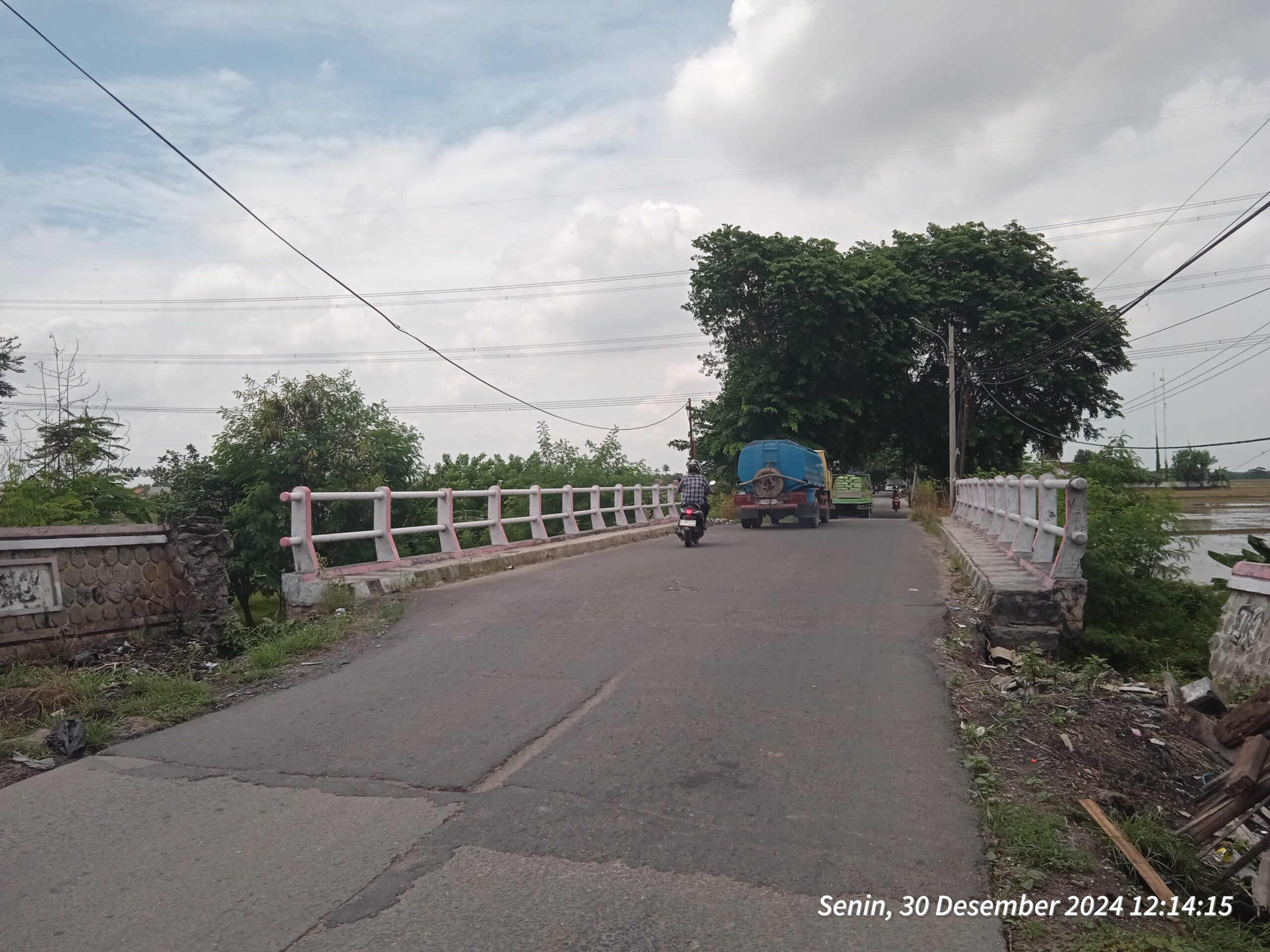 TimePhoto_20241230_121414-scaled Miris!!! Jembatan Dekat Kantor Kecamatan Kutawaluya, Kondisinya Rusak Rawan Terjadi Kecelakaan