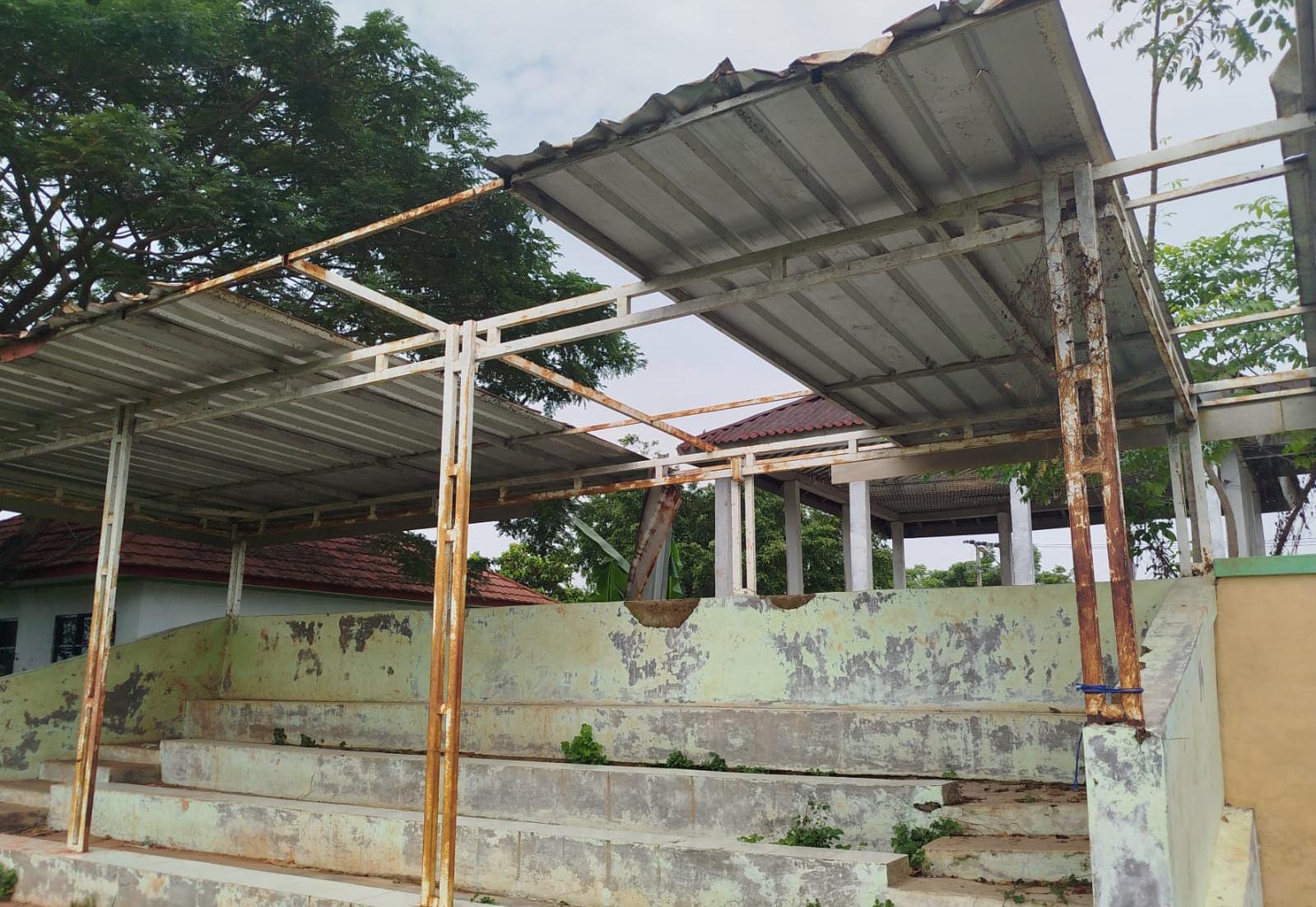 IMG-20250319-WA0161-1 Miris !!! Bantuan Pembangunan Tribun Lapangan Bola, Di Desa Srijaya Tirtajaya Lepas Dari Pemeliharaan