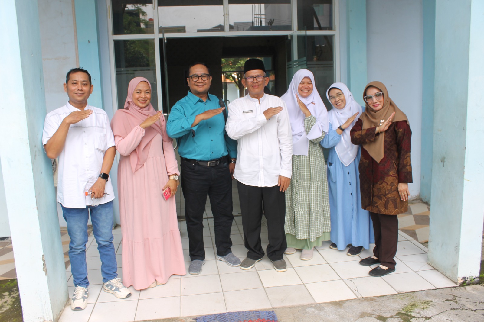 IMG-20250408-WA0039 Kepsek SMKN 2 Karawang dan SMKN 1 Tirtajaya Gelar Halalbihalal Bersama Guru, Komite, Pererat Tali Silaturahmi
