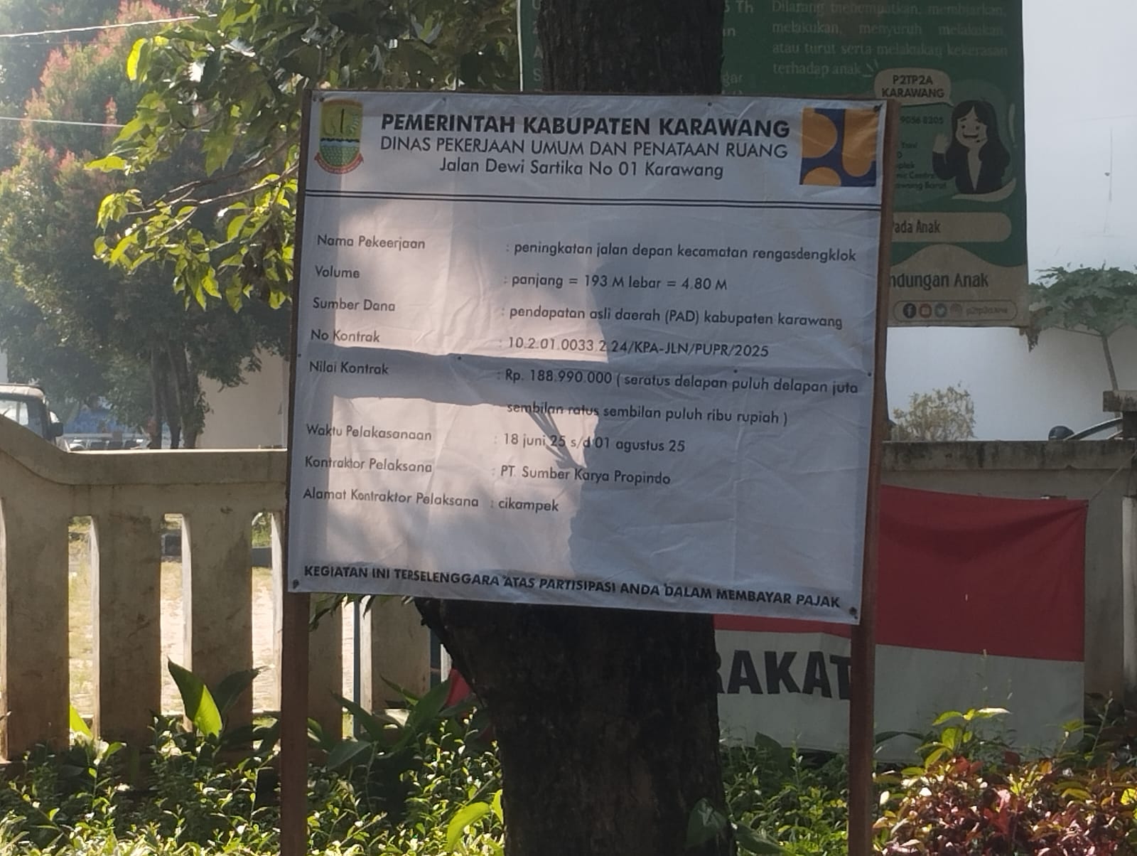 IMG-20250730-WA0005 Pelaksanaan Hotmix Jalan Depan Kantor Kecamatan Di Sorot Ketua Lembaga