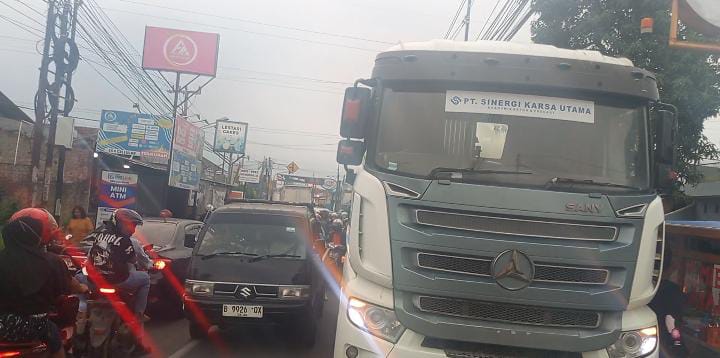 IMG-20251212-WA0036 Undang Kemacetan, Proyek Pemasangan PJU di Ruas Jalan Proklamasi Karawang Dikeluhkan Warga 